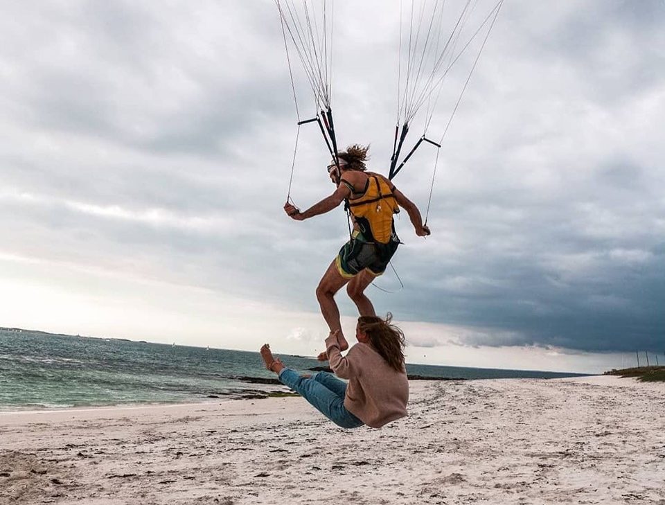 What kind of traveler are you quiz with a guy and a girl on the beach.