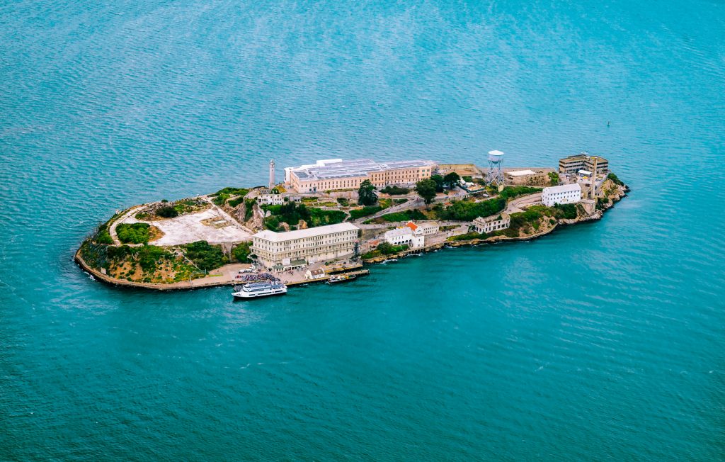 Alcatraz in Sanfrancisco surrounded with blue water is the next stop in our travel guide to the West Coast, USA.