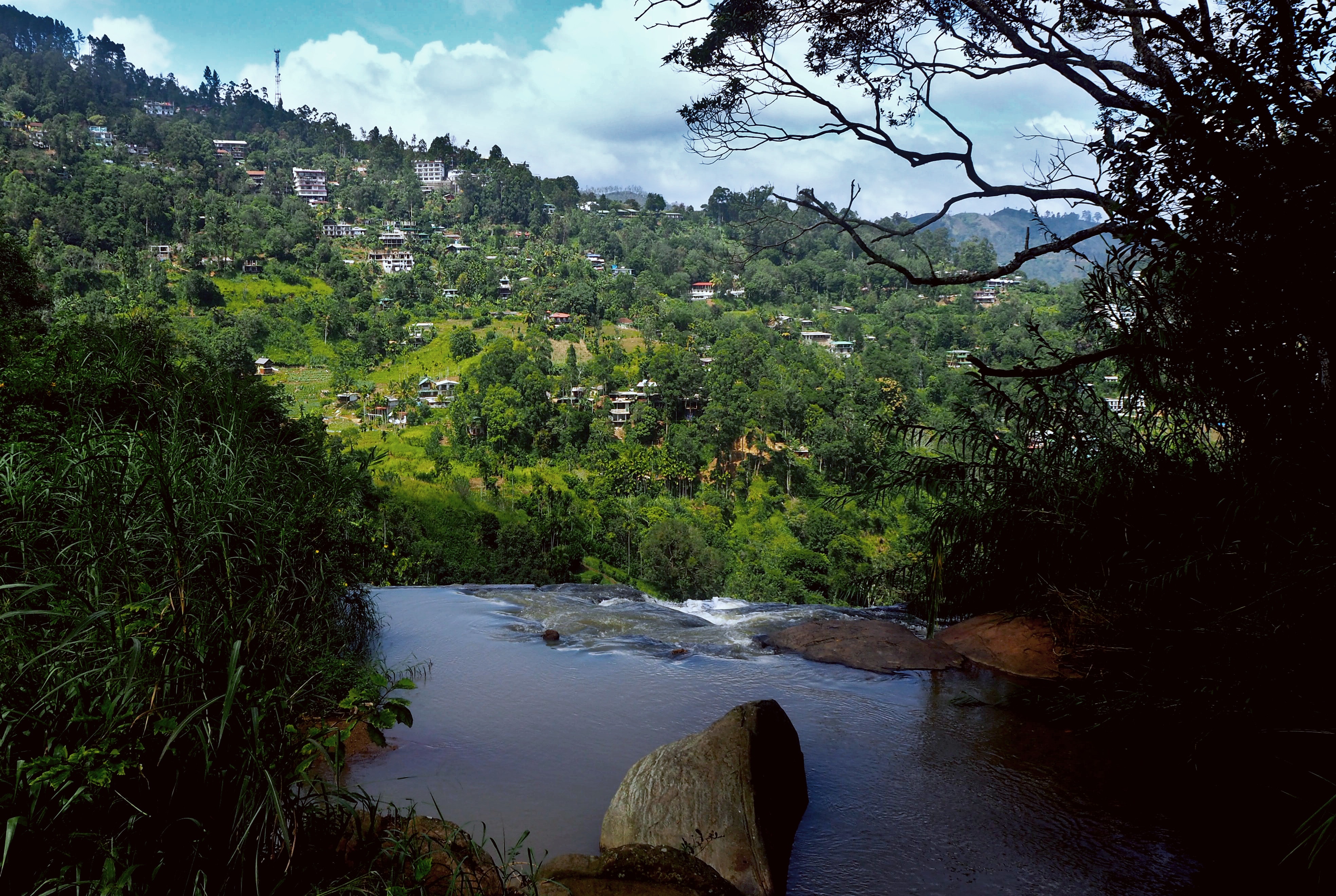 A view of the city Ella in Sri Lanka with this travel guide.