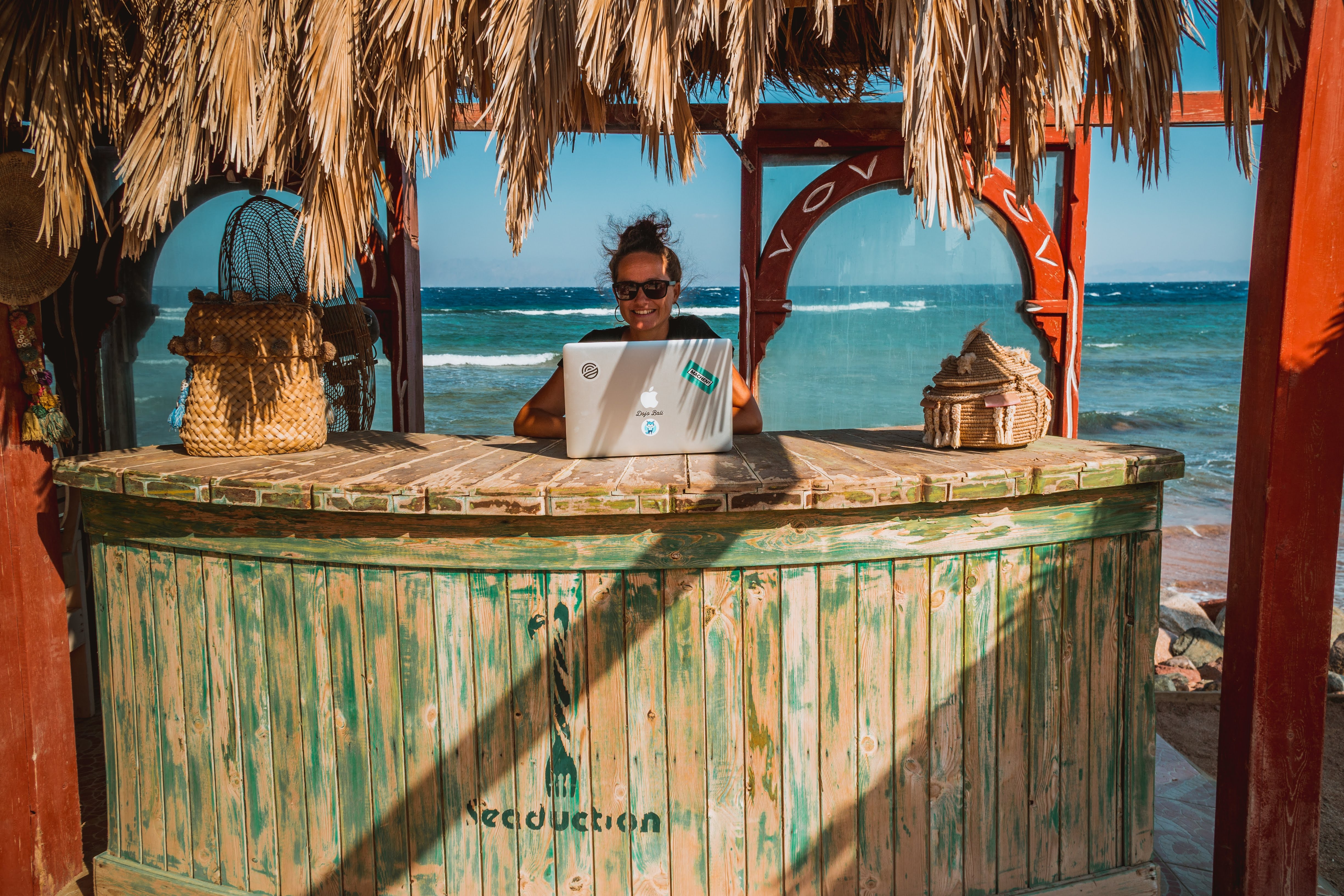 Beginners guide to become a digital nomad in 2021 with a laptop by the beach.